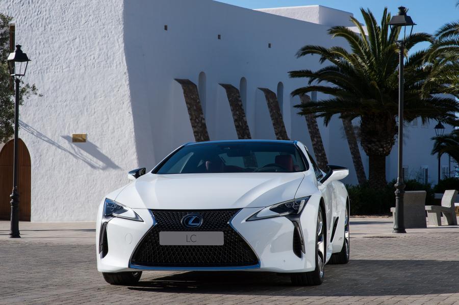  Lexus LC500h 2017 года  (WW) (фото 29 из 40)